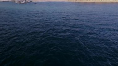 İngiltere 'de Denize bakan Batı Körfezi Kum Taşı Kayalıkları