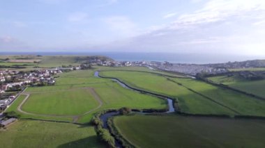 Batı Körfezi 'nin havadan görünüşü Dorset İngiltere' de bir sahil kasabası
