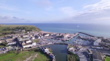 Batı Körfezi 'nin havadan görünüşü Dorset İngiltere' de bir sahil kasabası