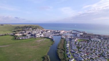 Batı Körfezi 'nin havadan görünüşü Dorset İngiltere' de bir sahil kasabası