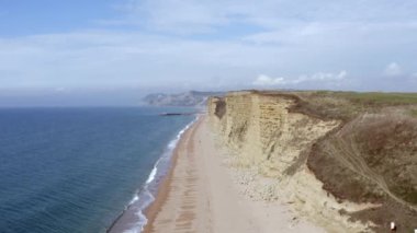 Batı Körfezi 'nin uzun kum taşı uçurumları Güney İngiltere' nin Jurassic kıyıları boyunca uzanır.
