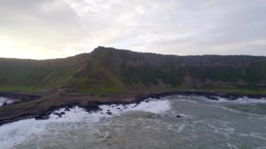 Kuzey İrlanda 'da Dev Geçidi Basalt Kaya oluşumu