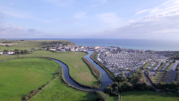 英国多塞特海滨小镇西湾的空中景观 — 图库视频影像