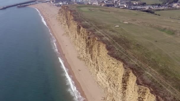 イングランド南部のジュラシック海岸に沿って西湾の背の高い砂岩の崖 — ストック動画