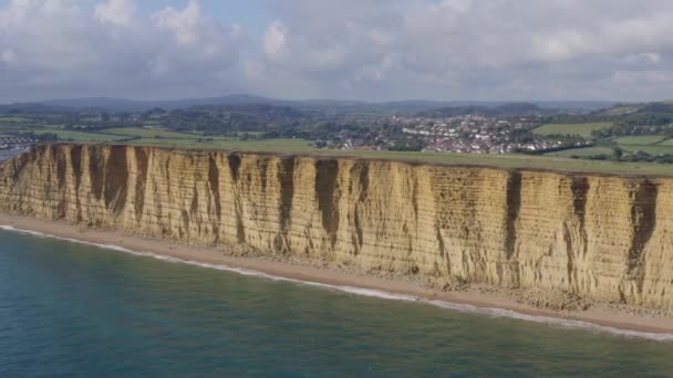 イングランド南部のジュラシック海岸に沿って西湾の背の高い砂岩の崖 — ストック動画