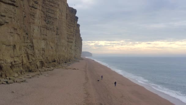 英国沿侏罗纪海岸的西湾海滩 — 图库视频影像