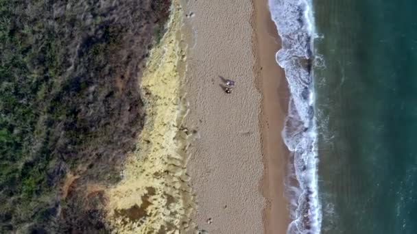 West Bay Beach Mit Hohen Sandsteinklippen Meer England — Stockvideo