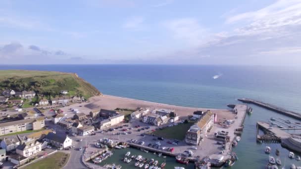 英国多塞特海滨小镇西湾的空中景观 — 图库视频影像