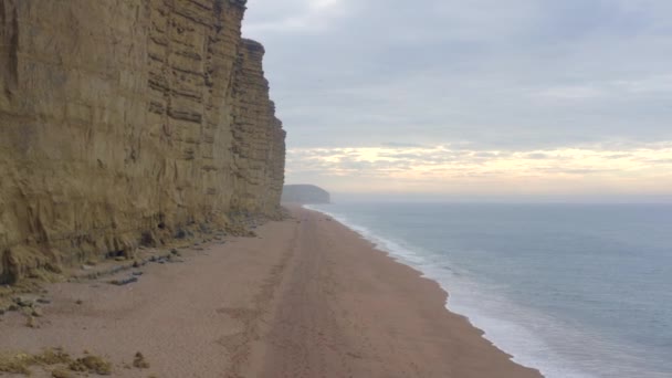 West Bay Beach Met Lange Zandstenen Kliffen Naast Zee Engeland — Stockvideo
