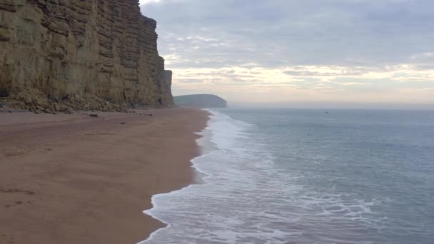 West Bay Beach Mit Hohen Sandsteinklippen Meer England — Stockvideo
