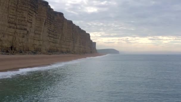 Sandsteinklippen Der West Bay Mit Blick Auf Das Meer England — Stockvideo