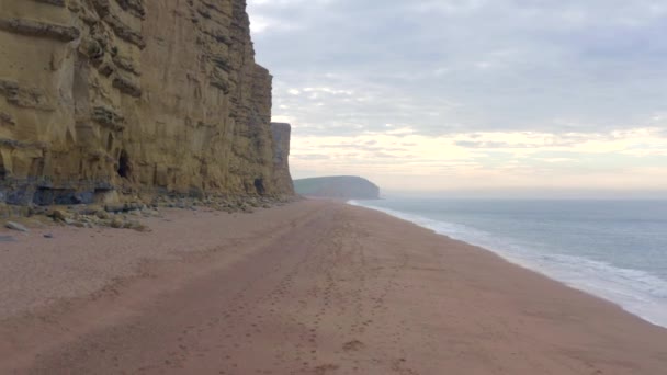 West Bay Sandstone Cliffs Θέα Θάλασσα Στην Αγγλία — Αρχείο Βίντεο