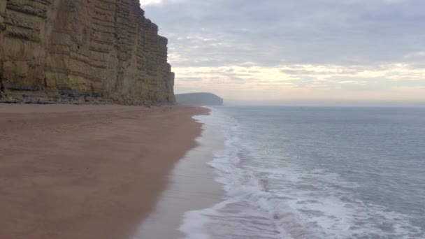 West Bay Tall Sandstone Cliffs Naast Zee Engeland — Stockvideo
