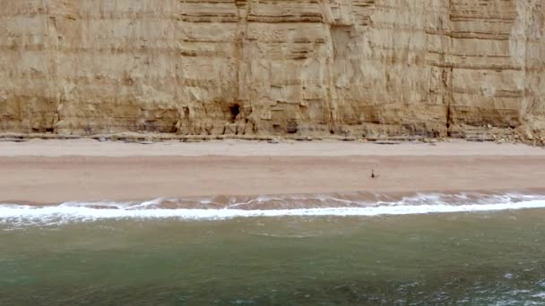 Sandstone Rock Formation Cliff Langs West Bay Engeland — Stockvideo