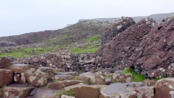 Die Sechseckige Basaltfelsenformation Des Giant Causeway Nordirland — Stockvideo
