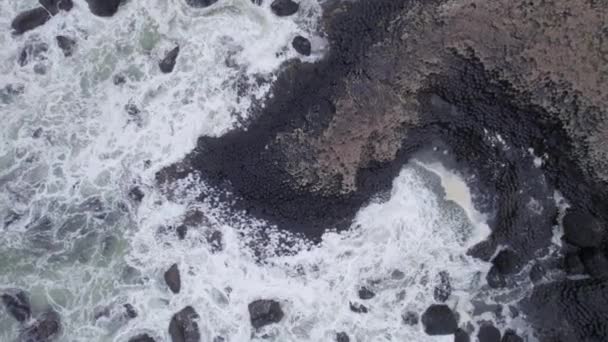 Ondas Oceánicas Que Estrellan Contra Formación Roca Basalto Hexagonal Calzada — Vídeo de stock
