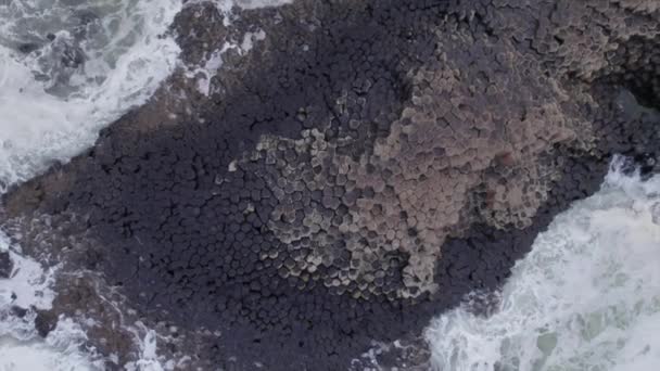 Meereswellen Krachen Gegen Sechseckige Basaltgesteinsformation Giant Causeway — Stockvideo
