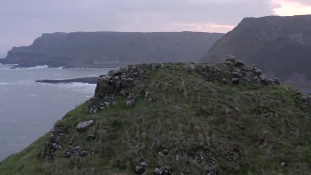 Восход Солнца Мосту Гигантов Северной Ирландии — стоковое видео
