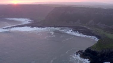 Kuzey İrlanda 'daki Giant' s Causeway 'de gün doğumu