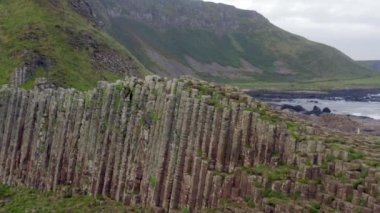 Kuzey İrlanda 'daki Dev Geçidi' nin Altıgen Bazalt Kaya oluşumu