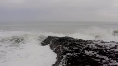 Kuzey İrlanda 'daki Meşhur Dev Geçidi' ne Dalgalar Çarpıyor