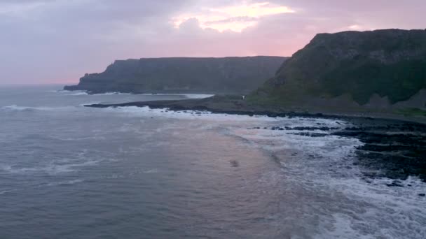 Восход Солнца Мосту Гигантов Северной Ирландии — стоковое видео