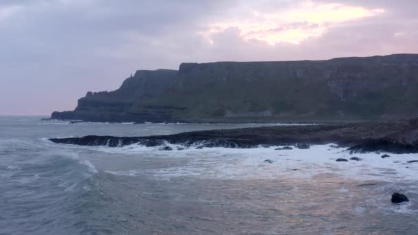 北アイルランドの巨人のコーズウェイでの日の出 — ストック動画