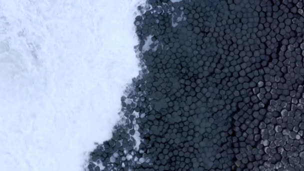 Ocean Waves Crashing Hexagonal Basalt Rock Formation Giant Causeway — Stok Video