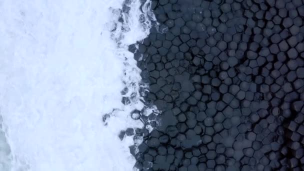 巨人のコーズウェイで六角形の玄武岩の形成に衝突する海の波 — ストック動画