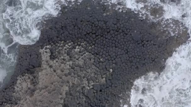Ondas Oceánicas Que Estrellan Contra Formación Roca Basalto Hexagonal Calzada — Vídeos de Stock