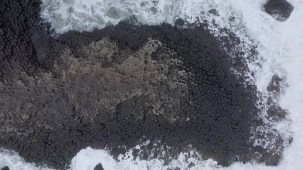 Ondas Oceânicas Batendo Contra Formação Hexagonal Rocha Basáltica Calçada Dos — Vídeo de Stock