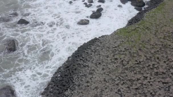 Ocean Waves Crashing Hexagonal Basalt Rock Formation Giant Causeway — Stock video