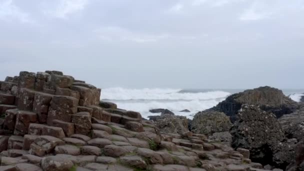 北アイルランドの有名な巨人のコーズウェイに衝突する波 — ストック動画