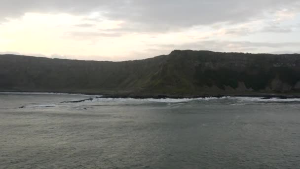 北アイルランドの巨人のコーズウェイ玄武岩層 — ストック動画