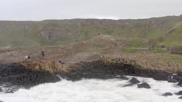 Giant Causeway Basalt Rock Σχηματισμός Στη Βόρεια Ιρλανδία — Αρχείο Βίντεο