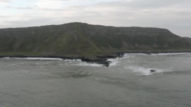 北アイルランドの巨人のコーズウェイ玄武岩層 — ストック動画