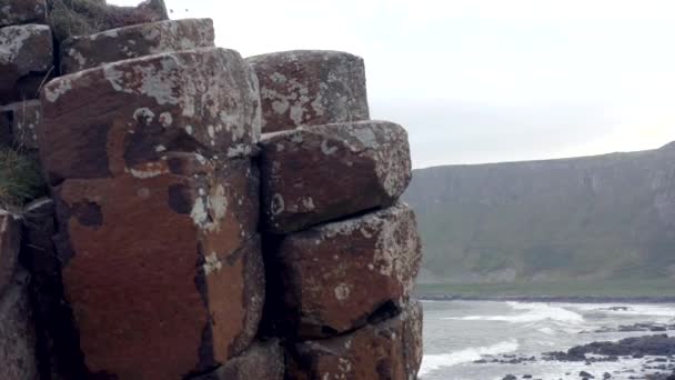 北アイルランドにおける巨人のコーズウェイの六角形玄武岩 — ストック動画