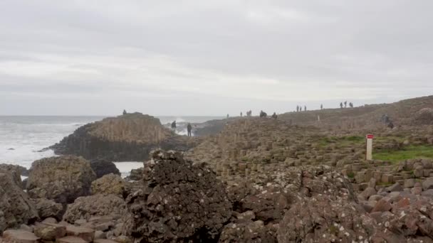 Turistas Explorando Calçada Dos Gigantes Irlanda Norte — Vídeo de Stock