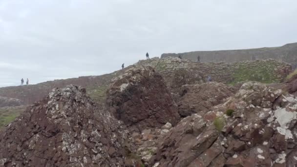 Туристи Оглядають Дамбу Гіганта Північній Ірландії — стокове відео
