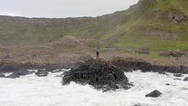 Vlny Narážející Proslulou Obří Hráz Severním Irsku — Stock video