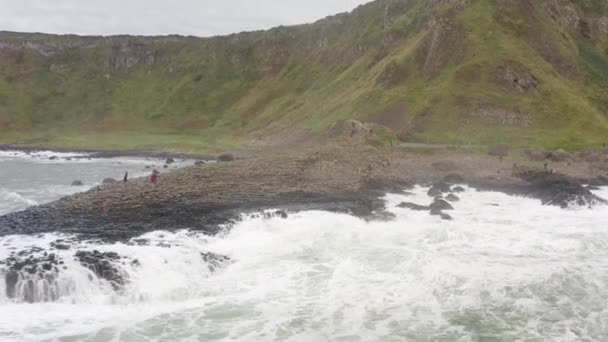 Wellen Krachen Nordirland Gegen Den Berühmten Giant Causeway — Stockvideo