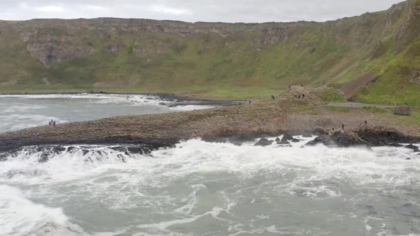 Waves Crashing Famous Giant Causeway Irlandia Utara — Stok Video