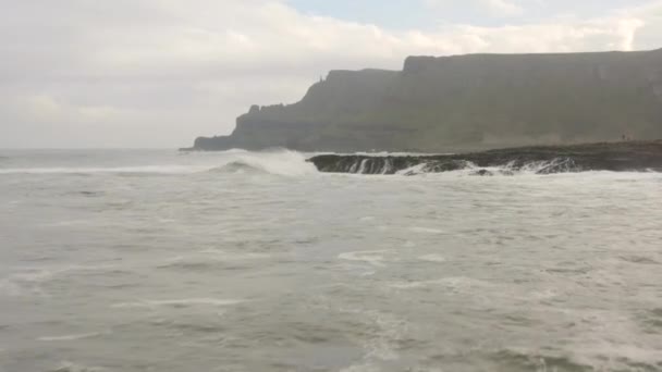 Giant Causeway Basalt Rock Formation Северной Ирландии — стоковое видео