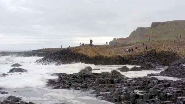 Fale Zderzające Się Groblą Słynnego Olbrzyma Irlandii Północnej — Wideo stockowe