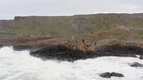 Wellen Krachen Gegen Den Berühmten Damm Des Riesen — Stockvideo