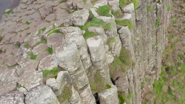 Εξαγωνικός Σχηματισμός Βράχου Basalt Του Giant Causeway Στη Βόρεια Ιρλανδία — Αρχείο Βίντεο
