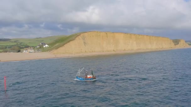 Εμπορικό Αλιευτικό Σκάφος Στη Θάλασσα Στο Ηνωμένο Βασίλειο — Αρχείο Βίντεο
