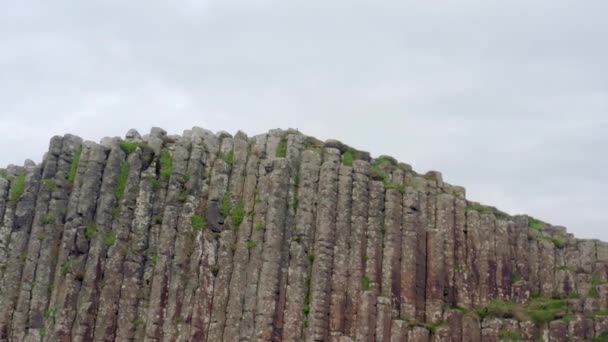 Sześciokątna Formacja Skalna Bazaltu Olbrzymiego Irlandii Północnej — Wideo stockowe