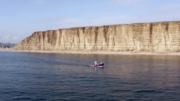 Коммерческий Рыболовный Судно Направляясь Морю Великобритании — стоковое видео