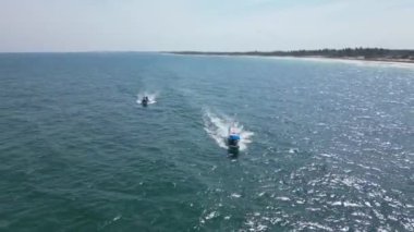 Balıkçı teknesiyle Meksika 'ya turistleri balık avlamaya götürürüz.